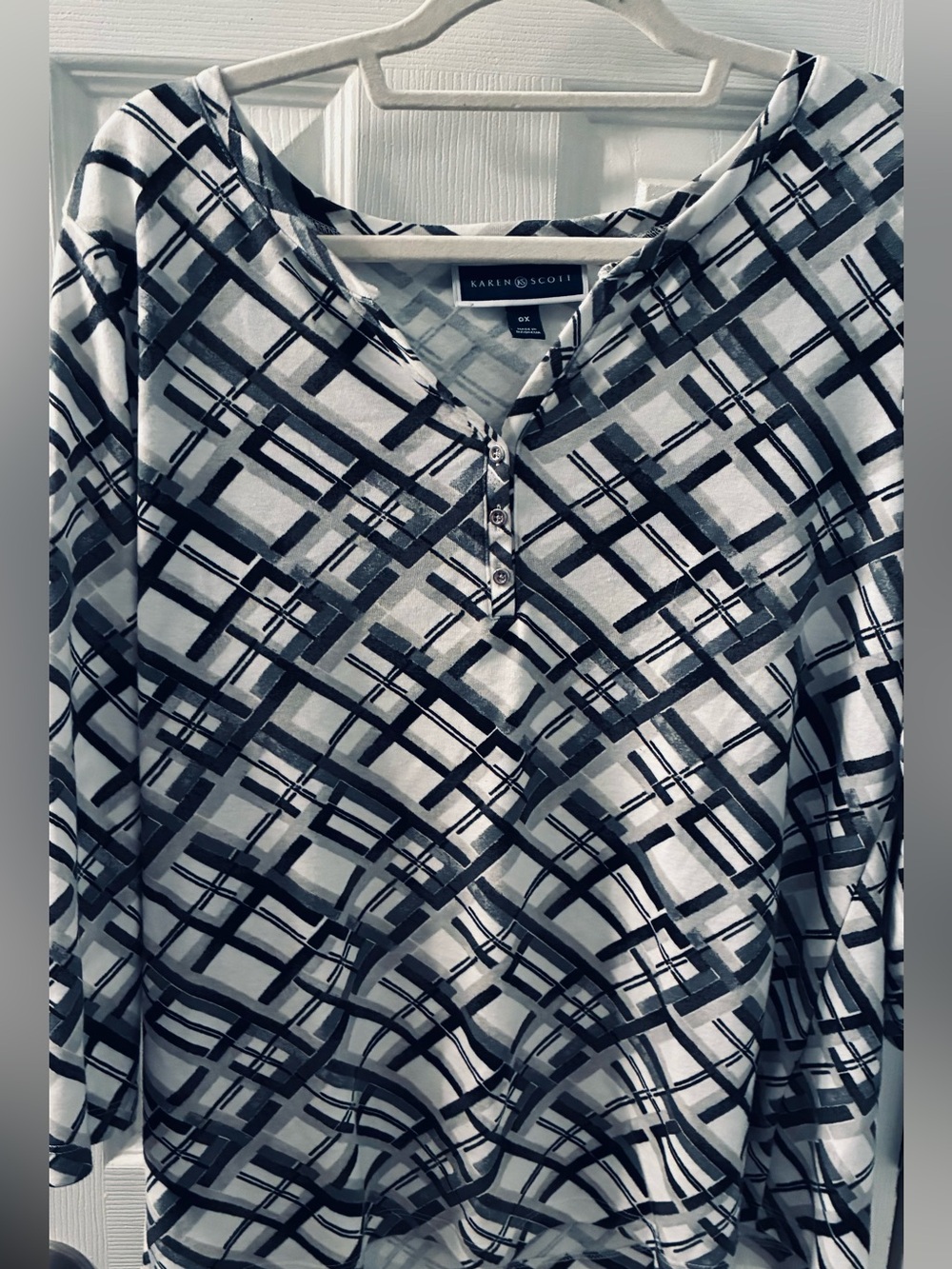 Karen Scott Black & White Graphic Henley Long Sleeve Top